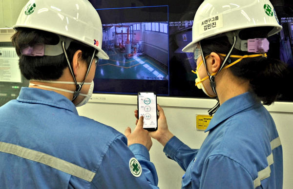포스코 직원들이 밀폐공간 출입 전 '스마트 세이프티 볼'이 측정한 가스농도를 휴대폰 앱을 통해 사전 확인하고 있다 [사진=포스코]
